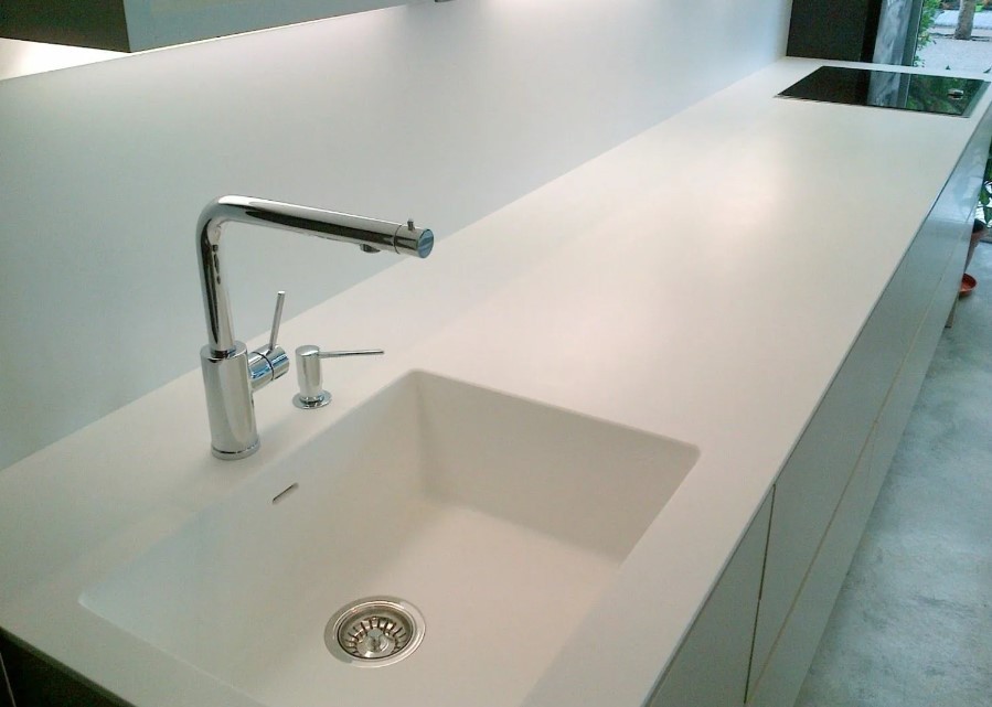 ���������� �� �������������� ����� Corian Cameo White